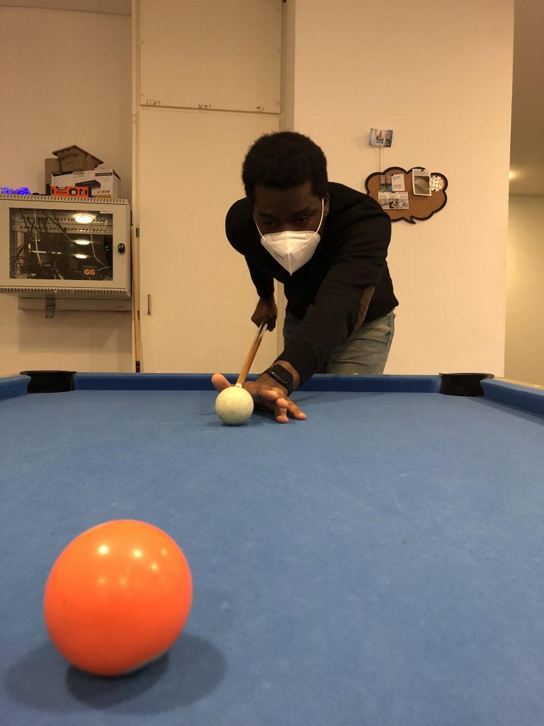 Das ist ein Bild von Daniel bei einer Runde Billard 