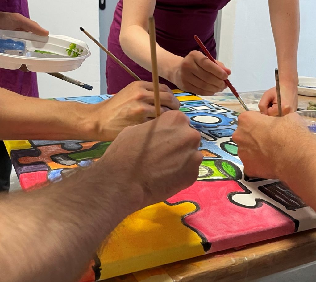 Malen im Atelier auf Leinwand