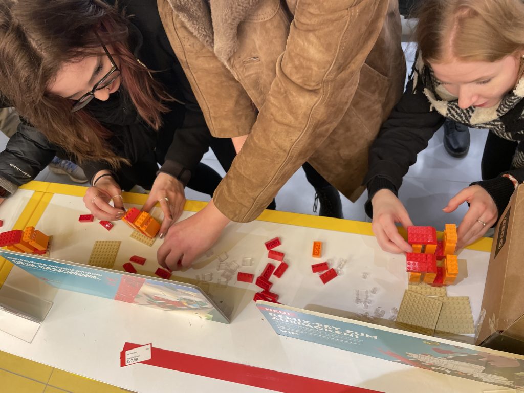 Team baut am Fließband singularIT-Logos