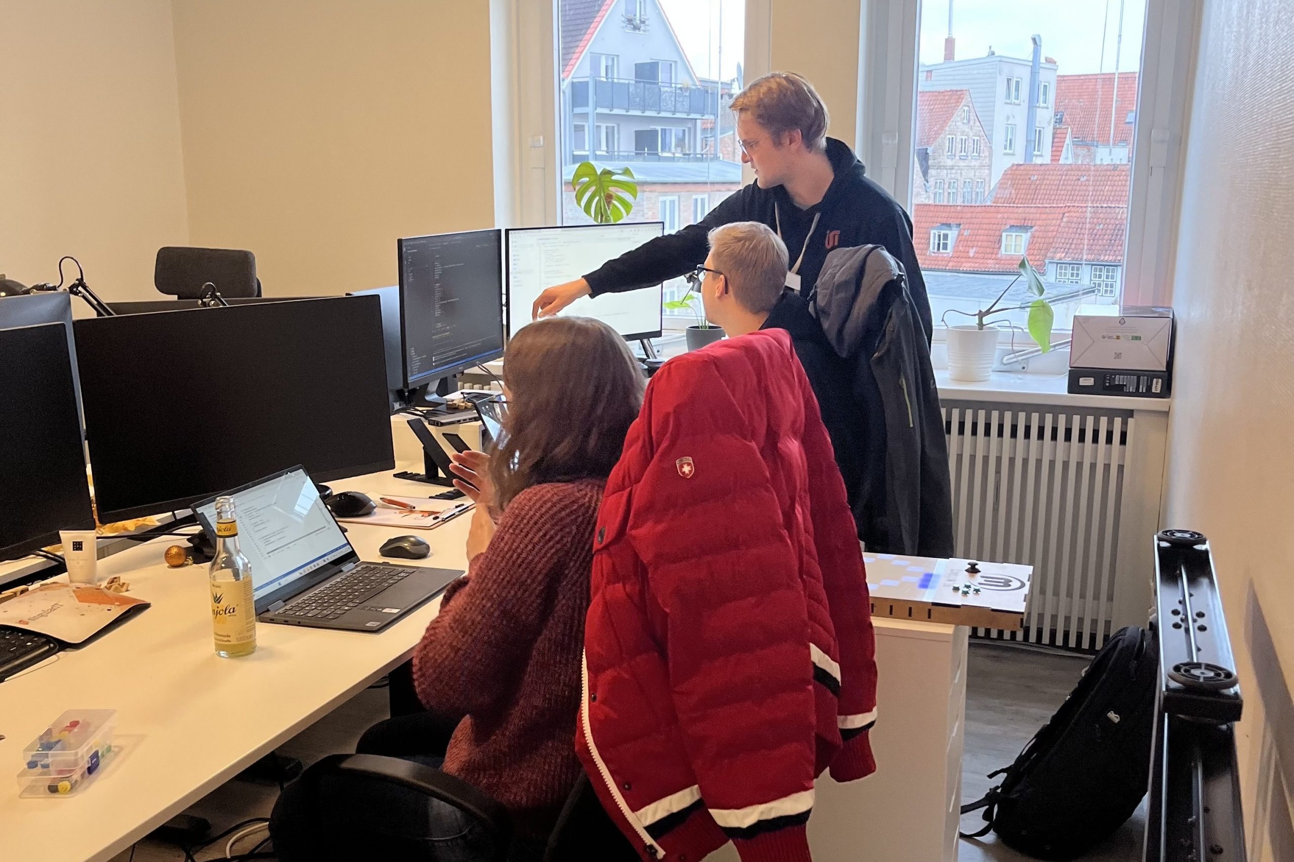 Teilnehmende, die ihre Ping-Pong Tische im Workshop selbst programmieren.